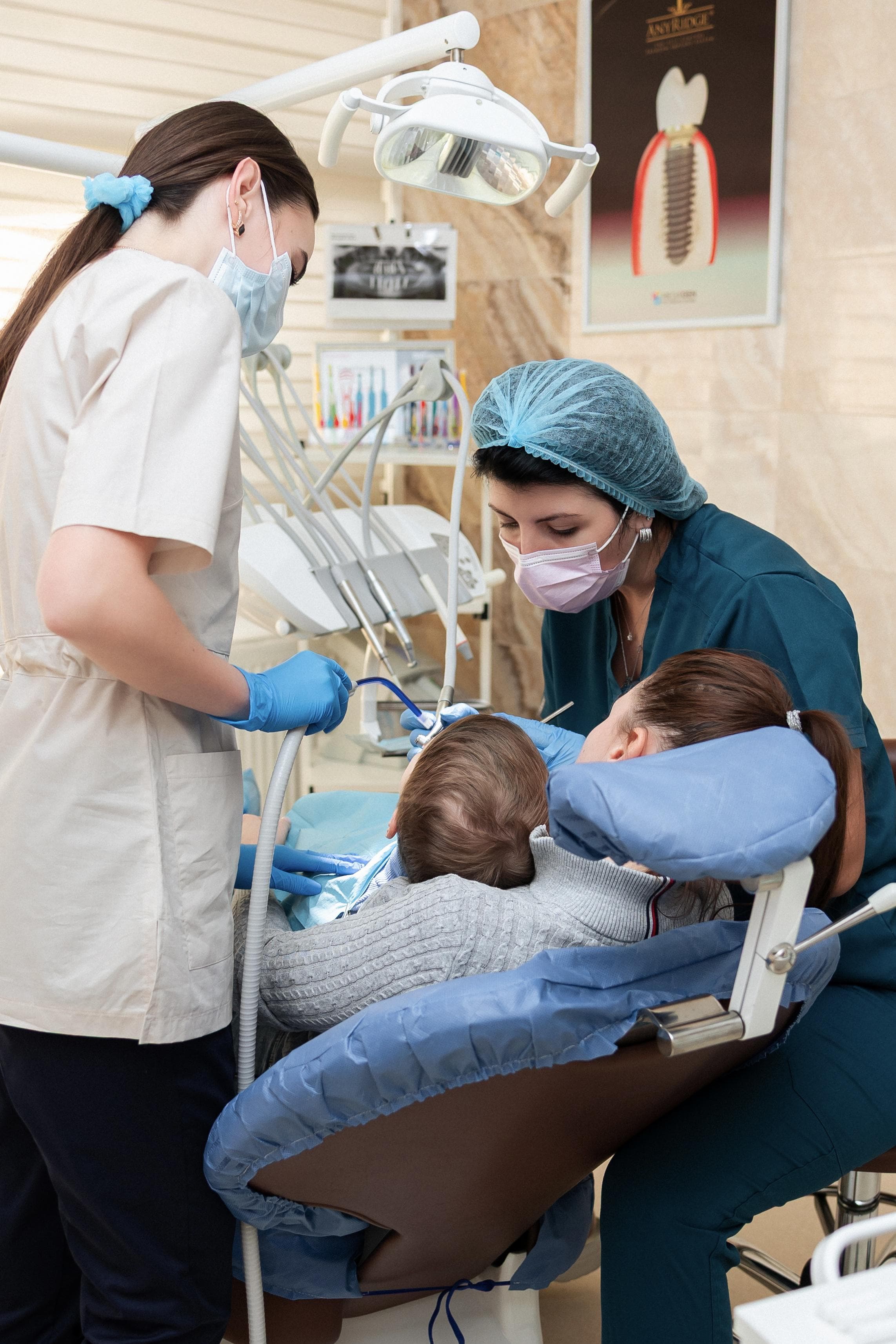 Copil aflat la prima consultație stomatologică