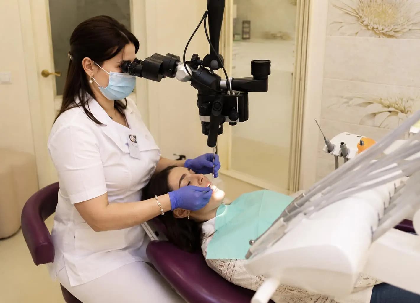 Microscop dentar utilizat pentru tratamente de precizie